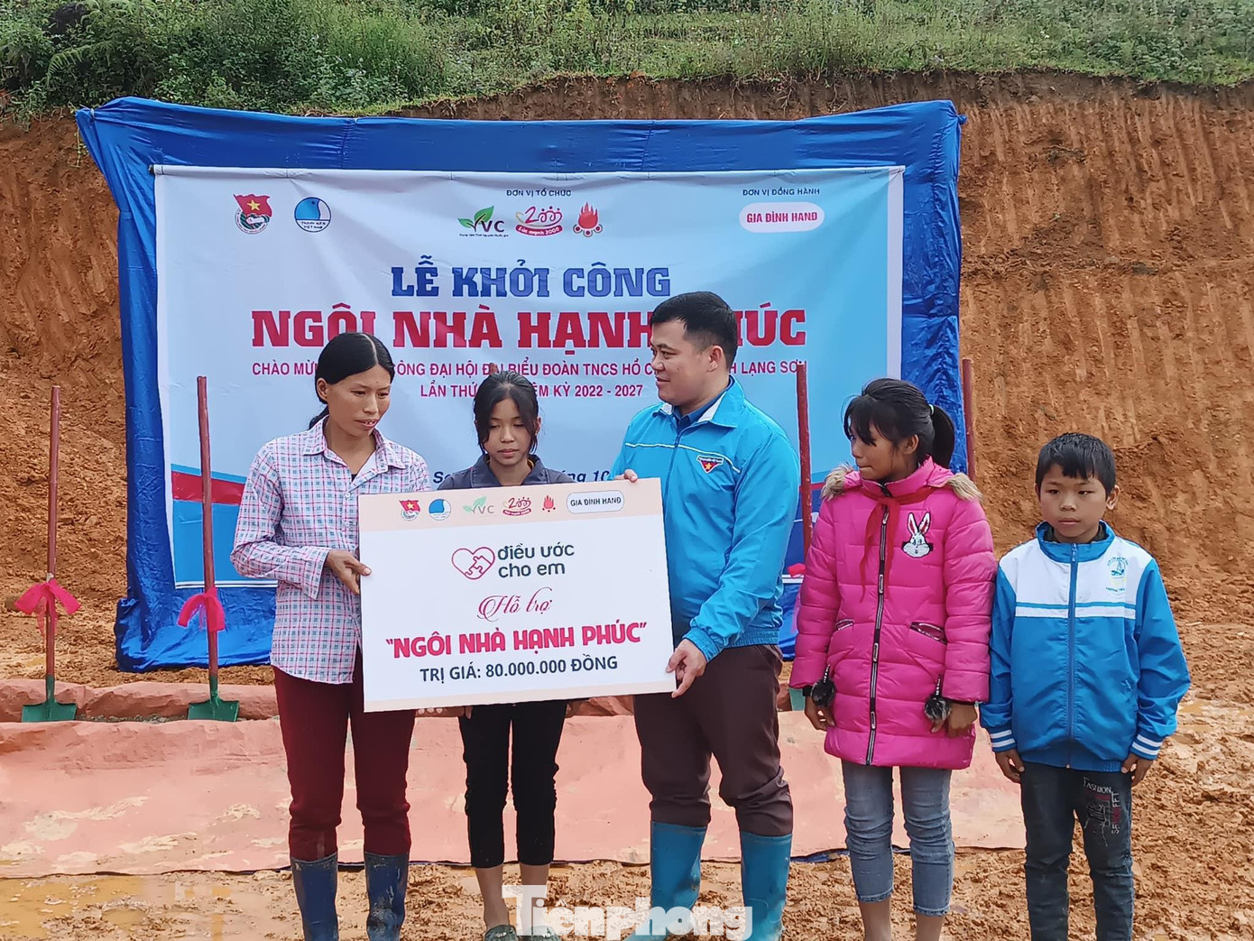 Anh Lăng Văn Chí, Phó Bí thư Tỉnh Đoàn Lạng Sơn (giữa) trao biển hỗ trợ kinh phí cho gia đình em Phan Thị Thơm - Ảnh: Duy Chiến Anh Lăng Văn Chí, Phó Bí thư Tỉnh Đoàn Lạng Sơn (giữa) trao biển hỗ trợ kinh phí cho gia đình em Phan Thị Thơm - Ảnh: Duy Chiến