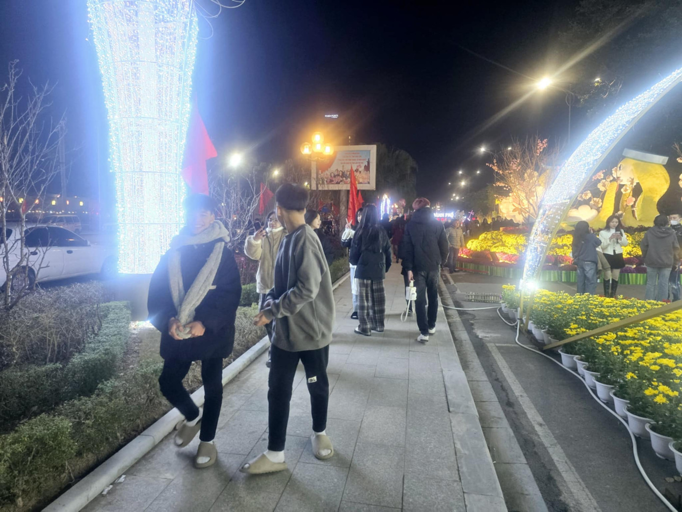 Đã qua 23h đêm, giới trẻ vẫn náo nức đến khu vực đường hoa xuân xứ Lạng. (ảnh: Duy Chiến) Đã qua 23h đêm, giới trẻ vẫn náo nức đến khu vực đường hoa xuân xứ Lạng. (ảnh: Duy Chiến)