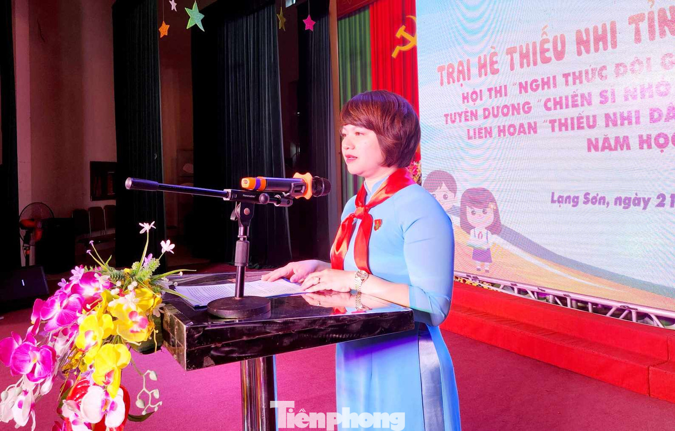 Chị Lê Thùy Dung - Phó Bí thư Tỉnh Đoàn- Chủ tịch Hội đồng Đội tỉnh Lạng Sơn phát biểu khai mạc Trại hè. Ảnh: Duy Chiến