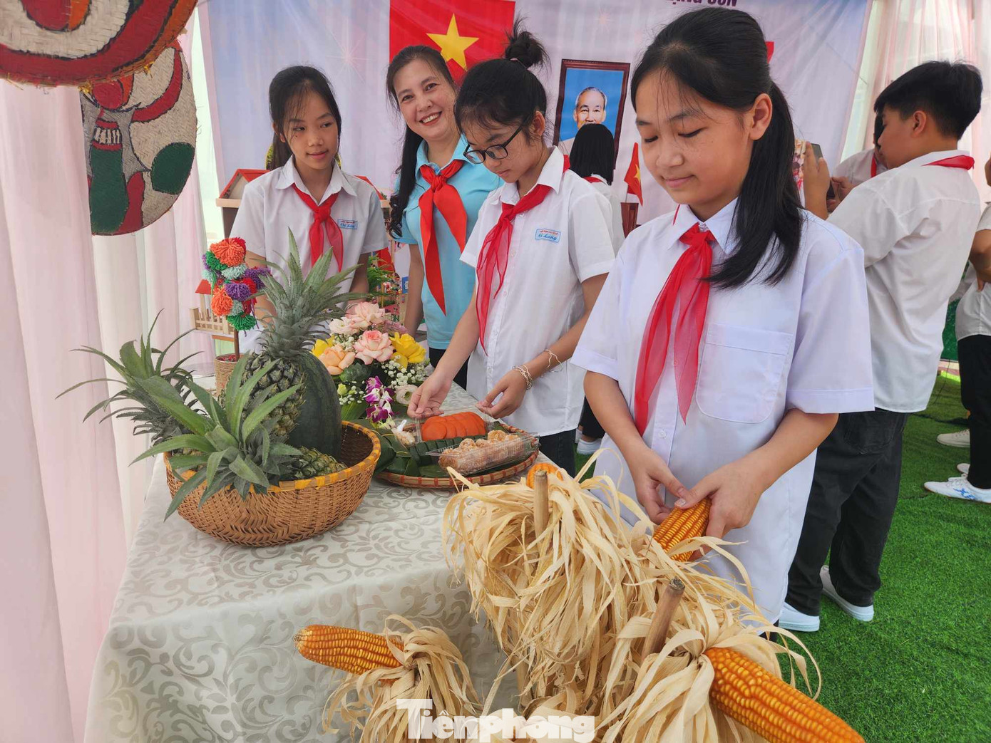 Trưng bày, giới thiệu các sản vật quê hương.