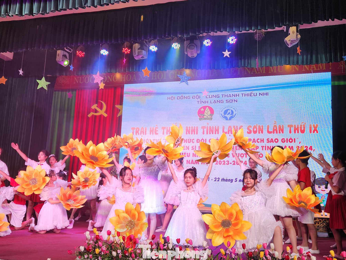 Giao lưu văn nghệ sôi nổi. Ảnh: Duy Chiến