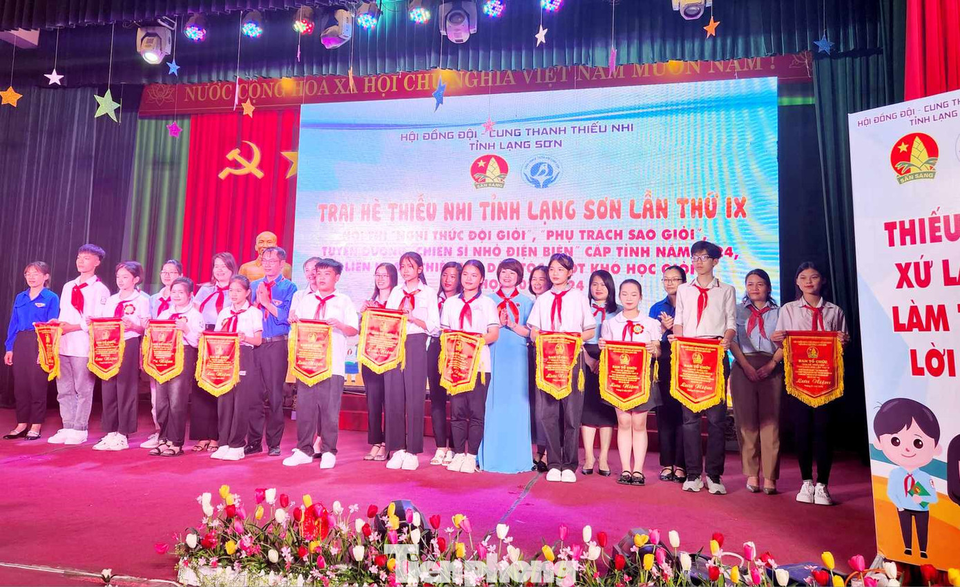 Trao cờ lưu niệm cho các đoàn tham gia Hội trại.