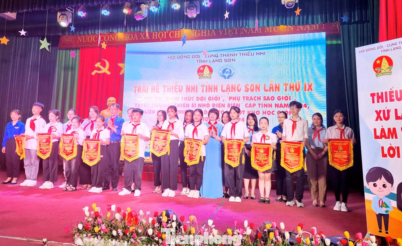 Trao cờ lưu niệm cho các đoàn tham gia Hội trại.