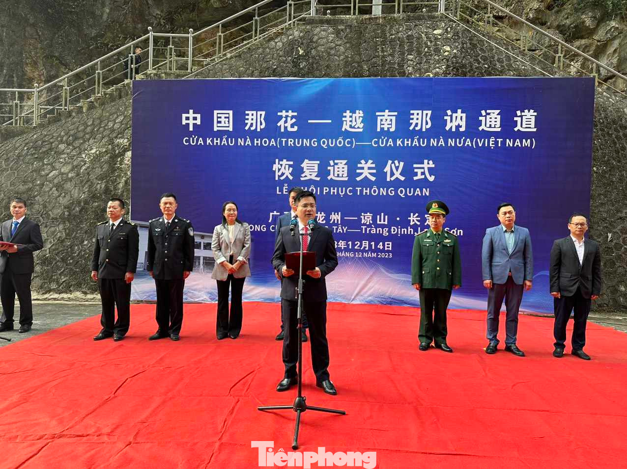 Phát biểu tại buổi lễ, ông Vũ Đức Thiện - Chủ tịch UBND huyện Tràng Định - nhấn mạnh việc khôi phục cập cửa khẩu Nà Nưa - Nà Hoa sẽ thúc đẩy hợp tác kinh tế, tình hữu nghị giữa hai nước. Phát biểu tại buổi lễ, ông Vũ Đức Thiện - Chủ tịch UBND huyện Tràng Định - nhấn mạnh việc khôi phục cập cửa khẩu Nà Nưa - Nà Hoa sẽ thúc đẩy hợp tác kinh tế, tình hữu nghị giữa hai nước.