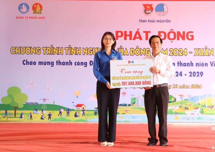 Tuổi trẻ Thái Nguyên trao gần 400 triệu đồng cho Ủy ban MTTQ Việt nam tỉnh Thái Nguyên góp phần khắc phục hậu quả của cơn bão số 3.