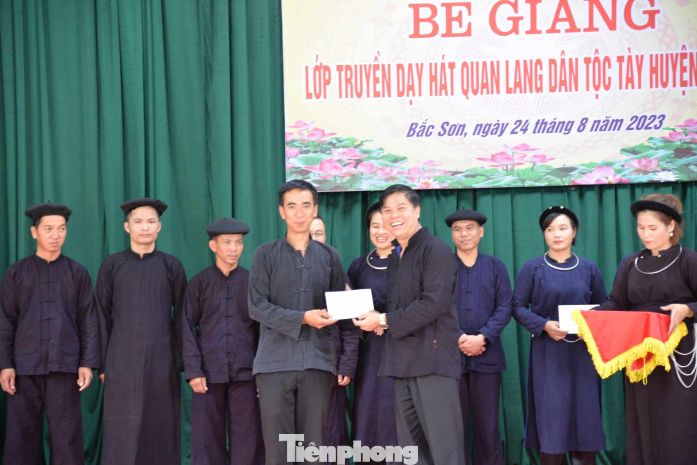 Lãnh đạo sở VH-TT&DL tỉnh Lạng Sơn trao giấy chứng nhận lớp học cho các học viên. Ảnh: Duy Chiến Lãnh đạo sở VH-TT&DL tỉnh Lạng Sơn trao giấy chứng nhận lớp học cho các học viên. Ảnh: Duy Chiến