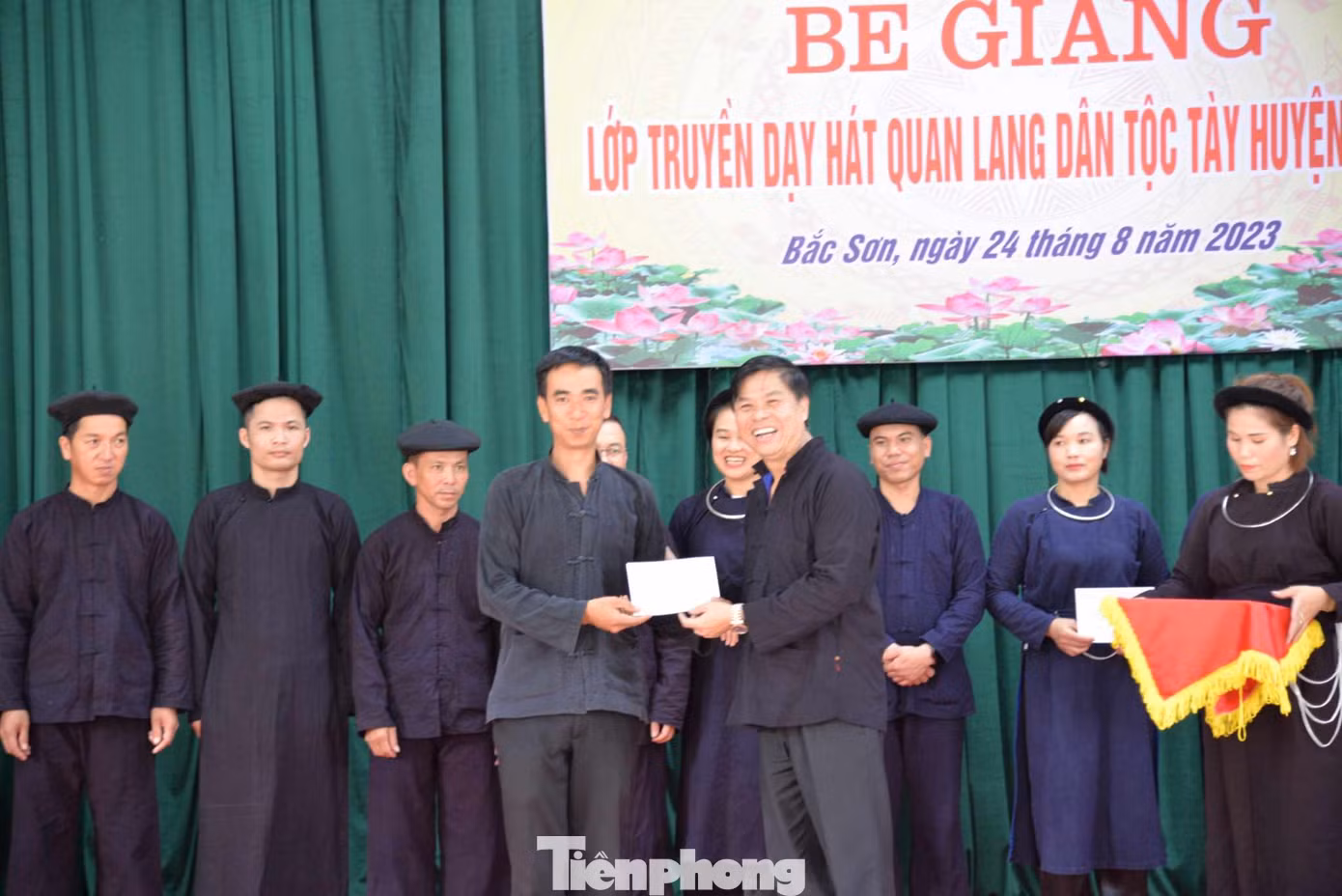 Lãnh đạo sở VH-TT&DL tỉnh Lạng Sơn trao giấy chứng nhận lớp học cho các học viên. Ảnh: Duy Chiến Lãnh đạo sở VH-TT&DL tỉnh Lạng Sơn trao giấy chứng nhận lớp học cho các học viên. Ảnh: Duy Chiến