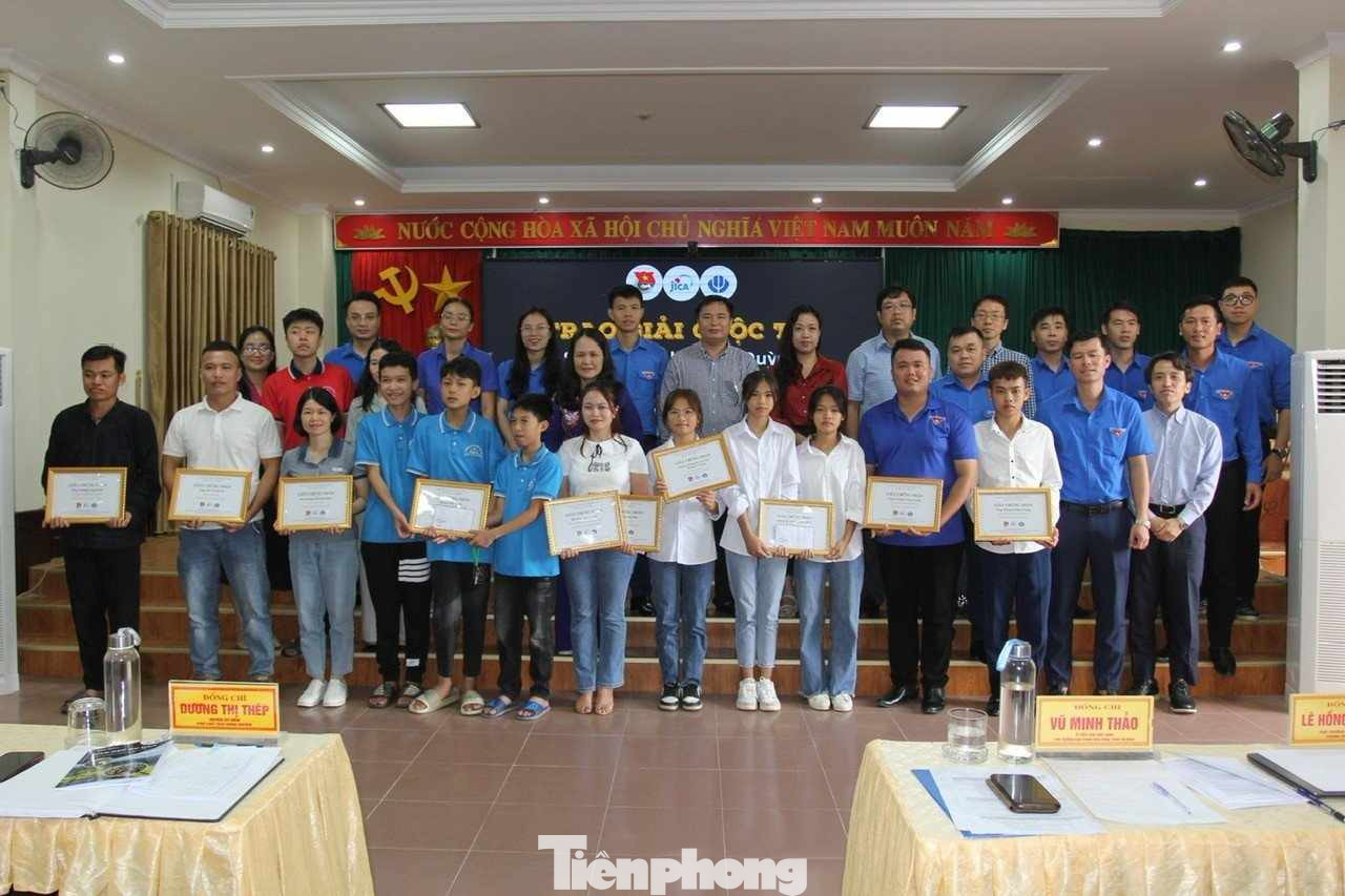 Lãnh đạo UBND huyện Bắc Sơn ghi nhận những thành tích của tập thể, cá nhân trên địa bàn đã có thành tích phát triển du lịch cộng đồng. Ảnh: Duy Chiến