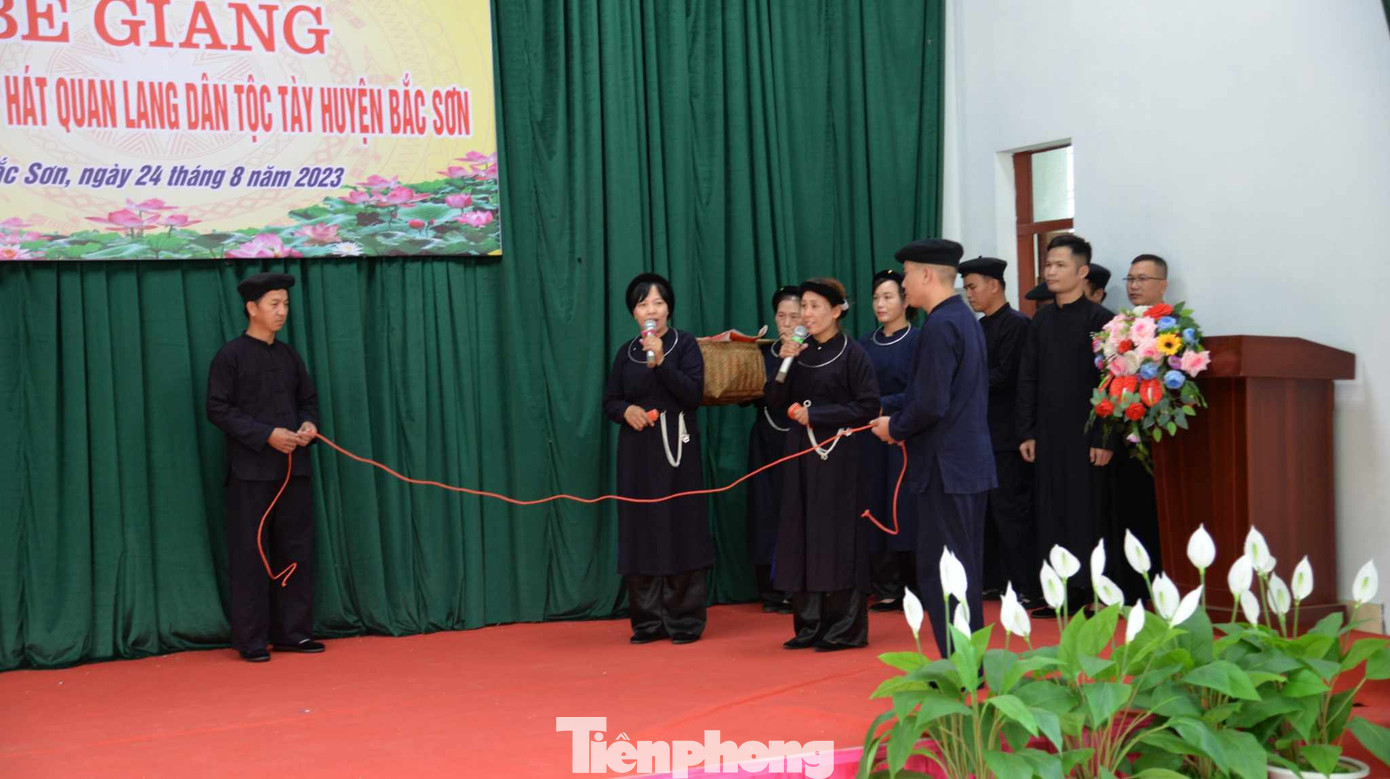 Tái hiện cảnh xin dâu của người Tày Bắc Sơn. Ảnh: Duy Chiến Tái hiện cảnh xin dâu của người Tày Bắc Sơn. Ảnh: Duy Chiến