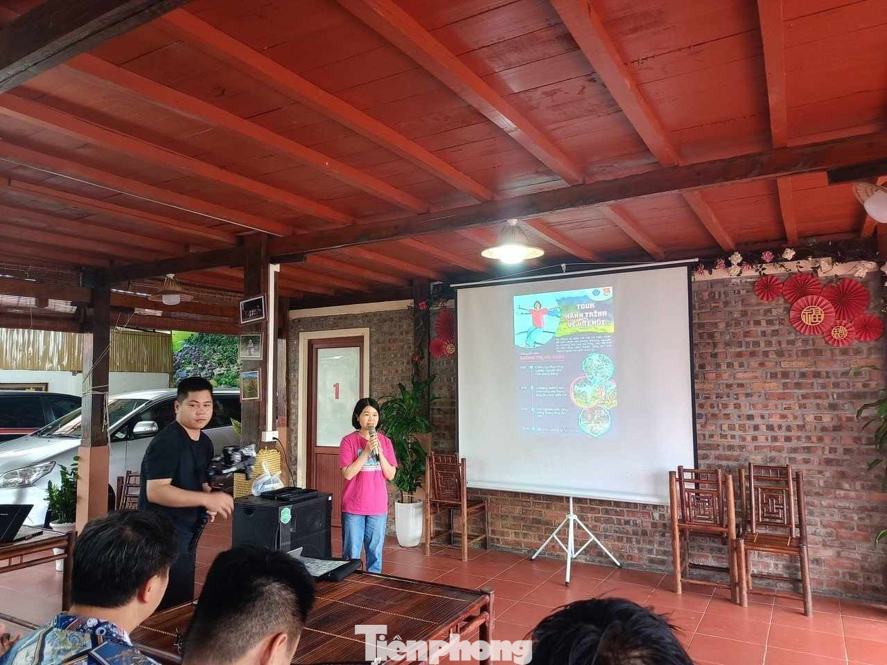Thuyết minh thực hiện Dự án phát triển du lịch cộng đồng. Ảnh: Duy Chiến