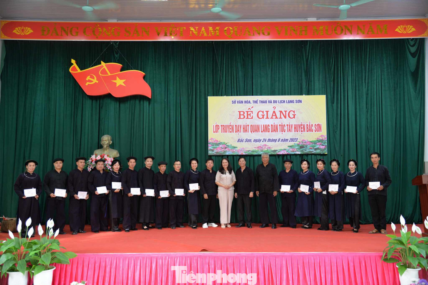 Bà Dương Thị Thép, Phó Chủ tịch UBND huyện Bắc Sơn động viên các nghệ nhân tham gia lớp học hát Quan Lang địa phương. Ảnh: Duy Chiến Bà Dương Thị Thép, Phó Chủ tịch UBND huyện Bắc Sơn động viên các nghệ nhân tham gia lớp học hát Quan Lang địa phương. Ảnh: Duy Chiến