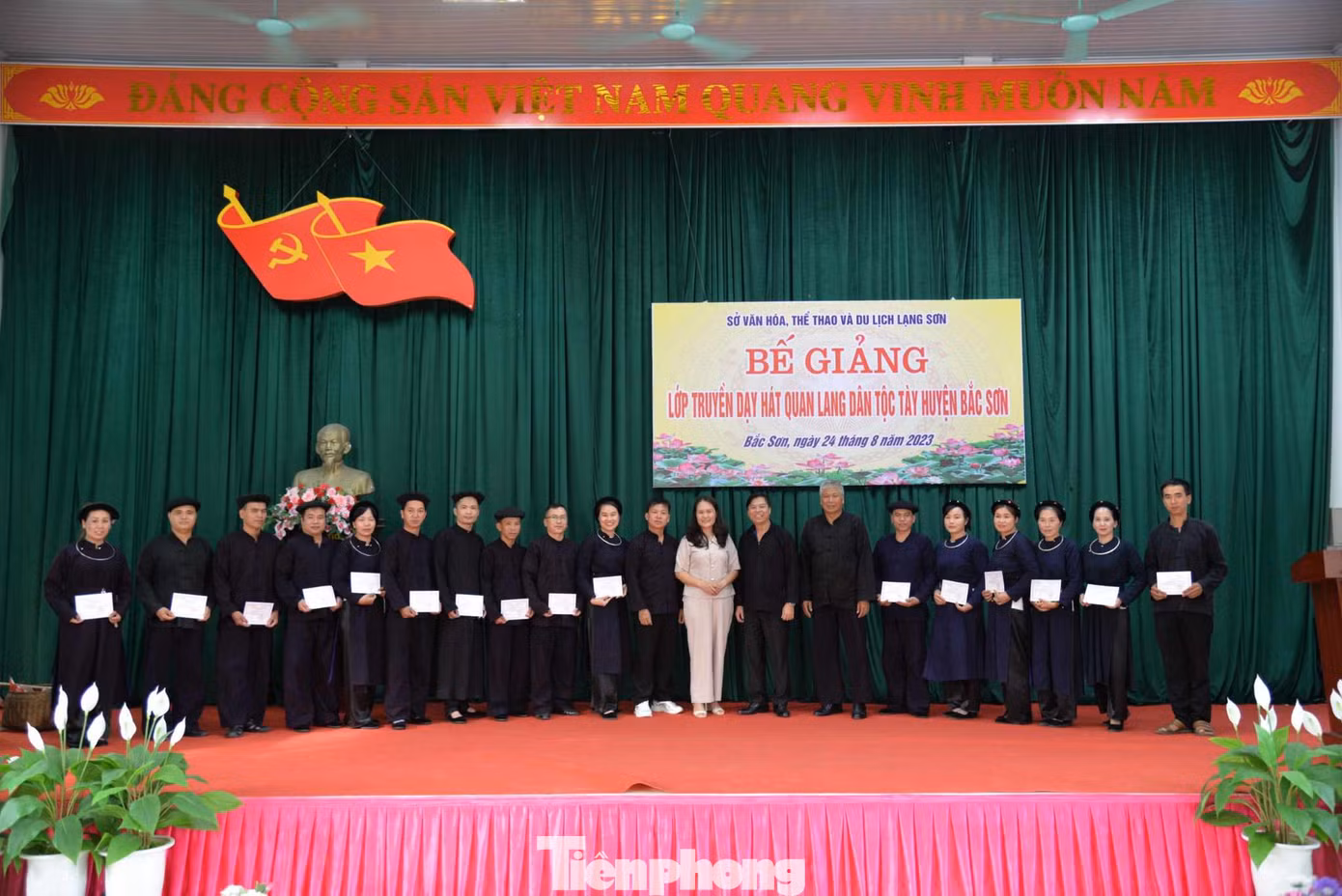 Bà Dương Thị Thép, Phó Chủ tịch UBND huyện Bắc Sơn động viên các nghệ nhân tham gia lớp học hát Quan Lang địa phương. Ảnh: Duy Chiến Bà Dương Thị Thép, Phó Chủ tịch UBND huyện Bắc Sơn động viên các nghệ nhân tham gia lớp học hát Quan Lang địa phương. Ảnh: Duy Chiến