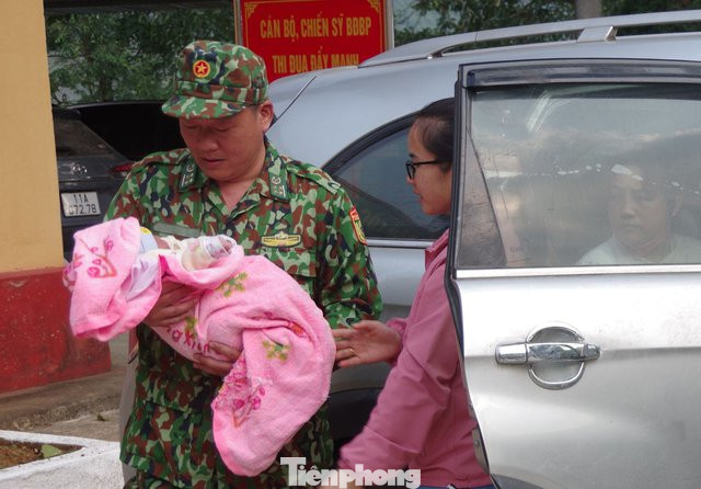 Bé trai 15 ngày tuổi được lực lượng Biên phòng Cao Bằng giải cứu -Ảnh: TL