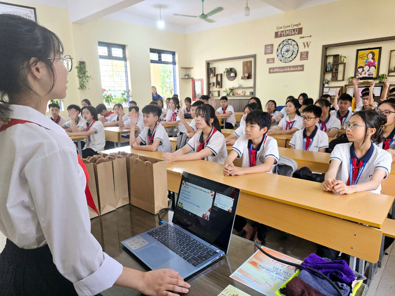 Đội viên Trường THCS ôn lại truyền thống &quot;Tự hào 84 năm Đội ta lớn lên cùng đất nước&quot;, nhất là tổ chức Đội TNTP Hồ Chí Minh các cấp ở Lạng Sơn đã tổ chức thành công Đại hội Cháu ngoan Bác Hồ, tuyên dương các em đội viên thi đua thực hiện tốt 5 điều Bác Hồ dạy, tạo phong trào thi đua sâu rộng “học tốt, rèn luyện tốt”.