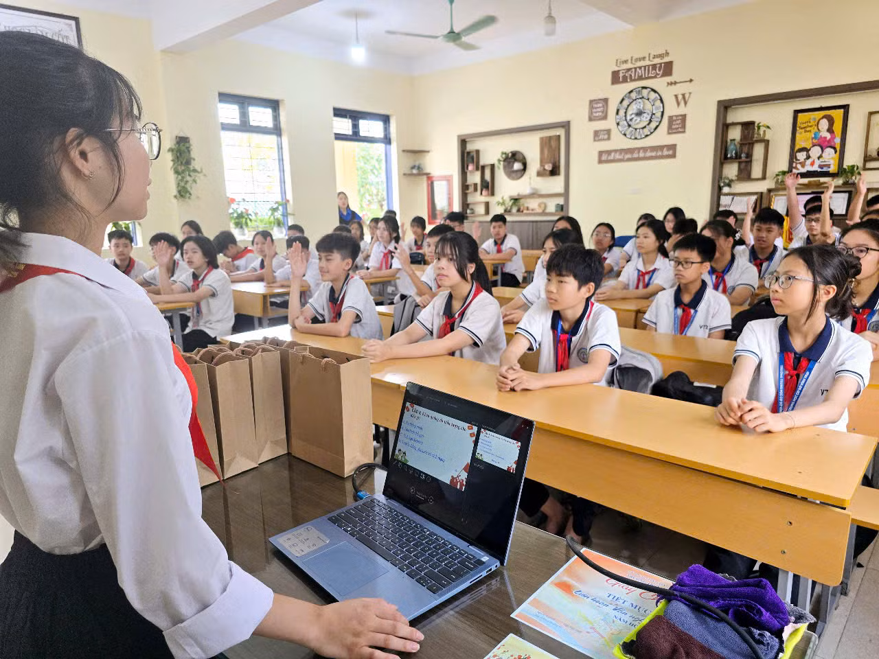 Đội viên Trường THCS ôn lại truyền thống "Tự hào 84 năm Đội ta lớn lên cùng đất nước", nhất là tổ chức Đội TNTP Hồ Chí Minh các cấp ở Lạng Sơn đã tổ chức thành công Đại hội Cháu ngoan Bác Hồ, tuyên dương các em đội viên thi đua thực hiện tốt 5 điều Bác Hồ dạy, tạo phong trào thi đua sâu rộng “học tốt, rèn luyện tốt”.