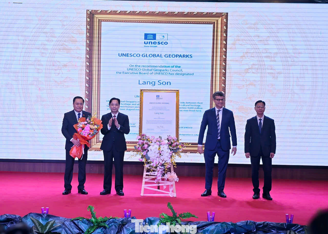 Ông Jonathan Wallace Baker, Trưởng Đại diện UNESCO tại Việt Nam trao Bằng công nhận danh hiệu Công viên địa chất toàn cầu UNESCO Lạng Sơn cho lãnh đạo tỉnh Lạng Sơn. Ảnh: Duy Chiến.