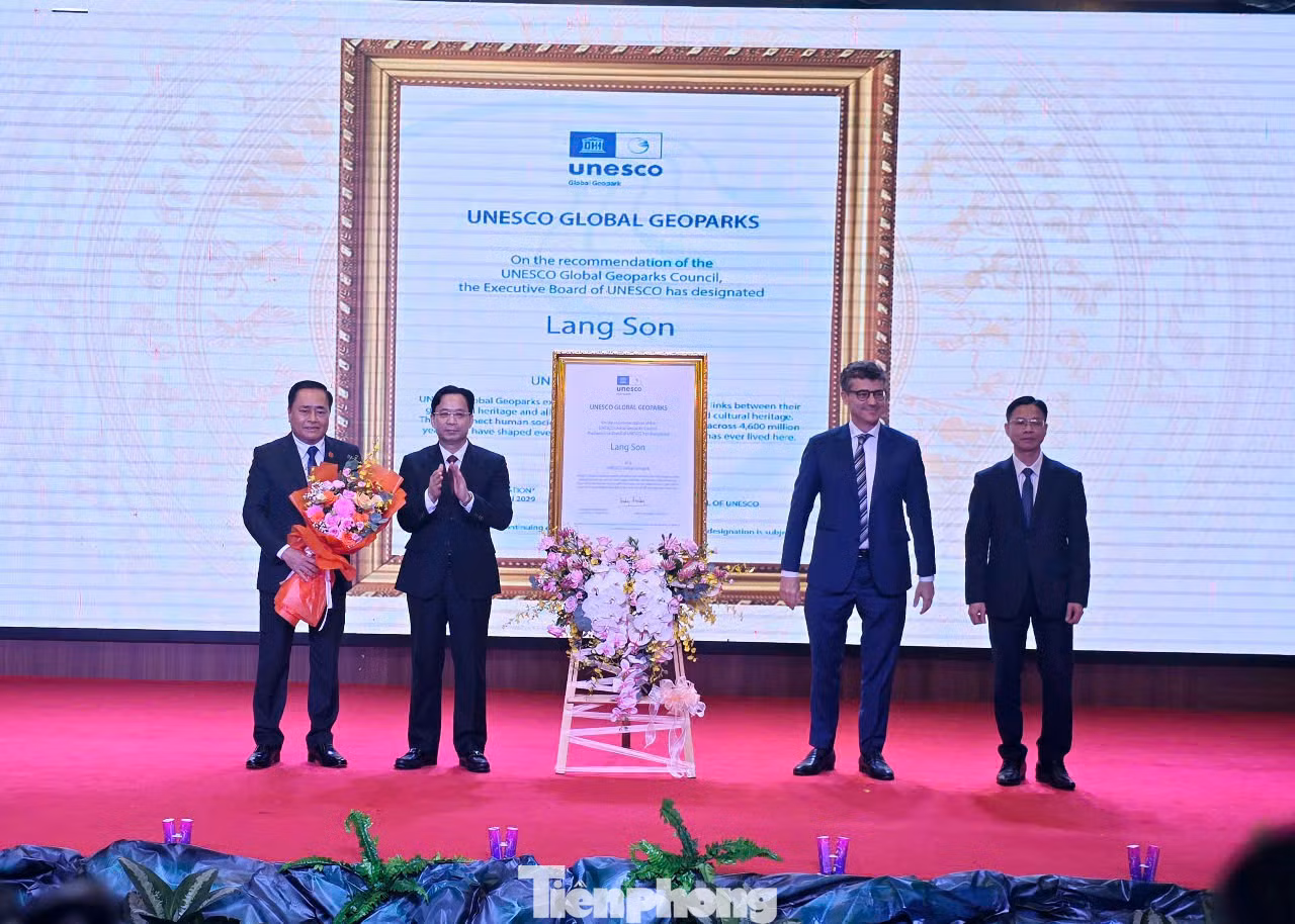 Ông Jonathan Wallace Baker, Trưởng Đại diện UNESCO tại Việt Nam trao Bằng công nhận danh hiệu Công viên địa chất toàn cầu UNESCO Lạng Sơn cho lãnh đạo tỉnh Lạng Sơn. Ảnh: Duy Chiến.