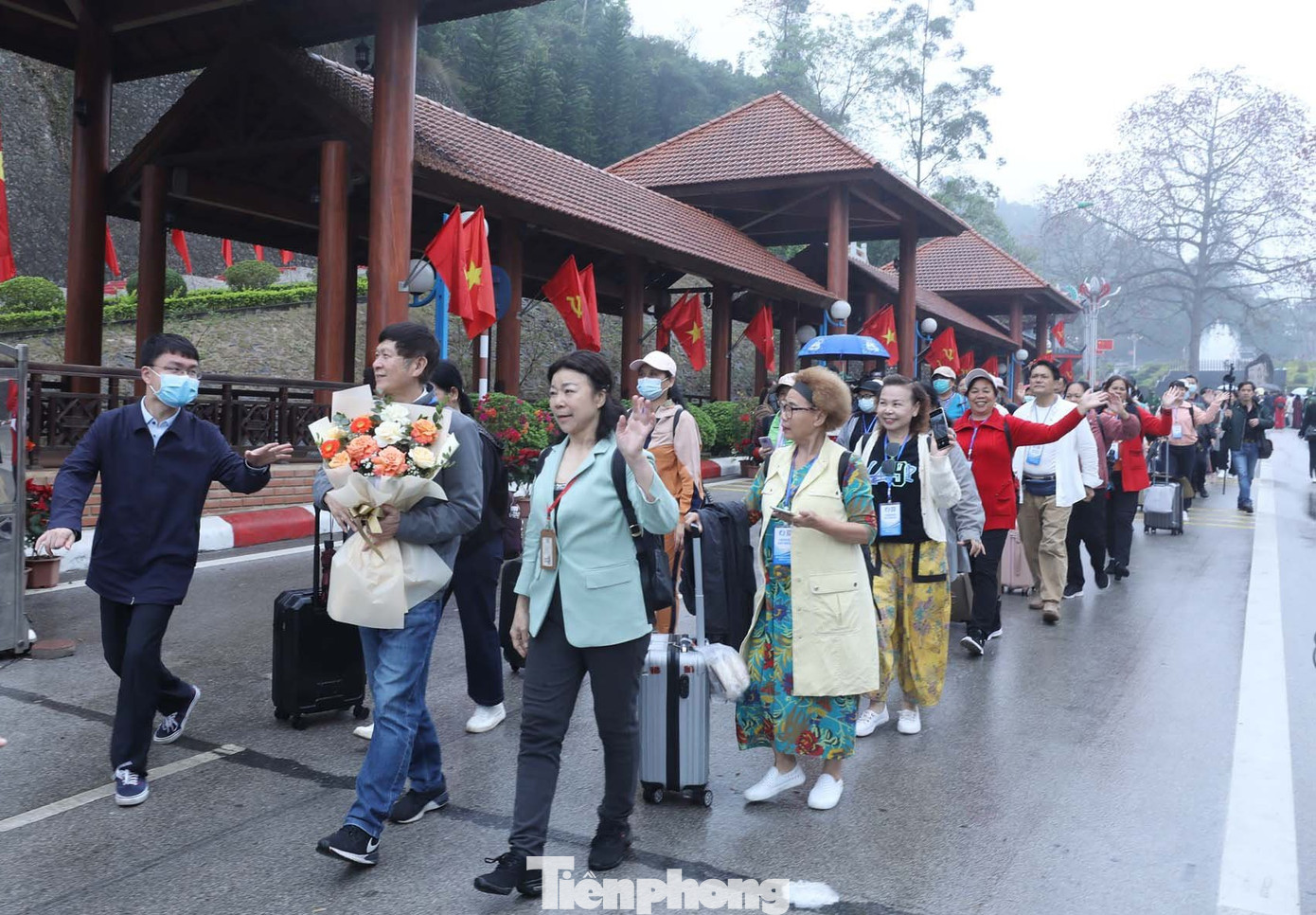 Thay vì những thủ tục phức tạp, giờ đây chỉ cần có giấy thông hành biên giới hợp lệ, du khách đã có thể dễ dàng trải nghiệm du lịch xuyên biên giới trong thời gian 2 ngày 1 đêm với nhiều lựa chọn linh hoạt, hấp dẫn từ các doanh nghiệp lữ hành hai bên. Ảnh: Duy Chiến.