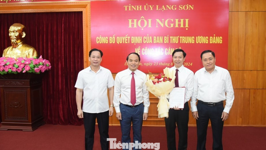 Ông NGuyễn Hoàng Tùng (giữa) nhận hoa chúc mừng của lãnh đạo tỉnh Lạng Sơn. Ông NGuyễn Hoàng Tùng (giữa) nhận hoa chúc mừng của lãnh đạo tỉnh Lạng Sơn.