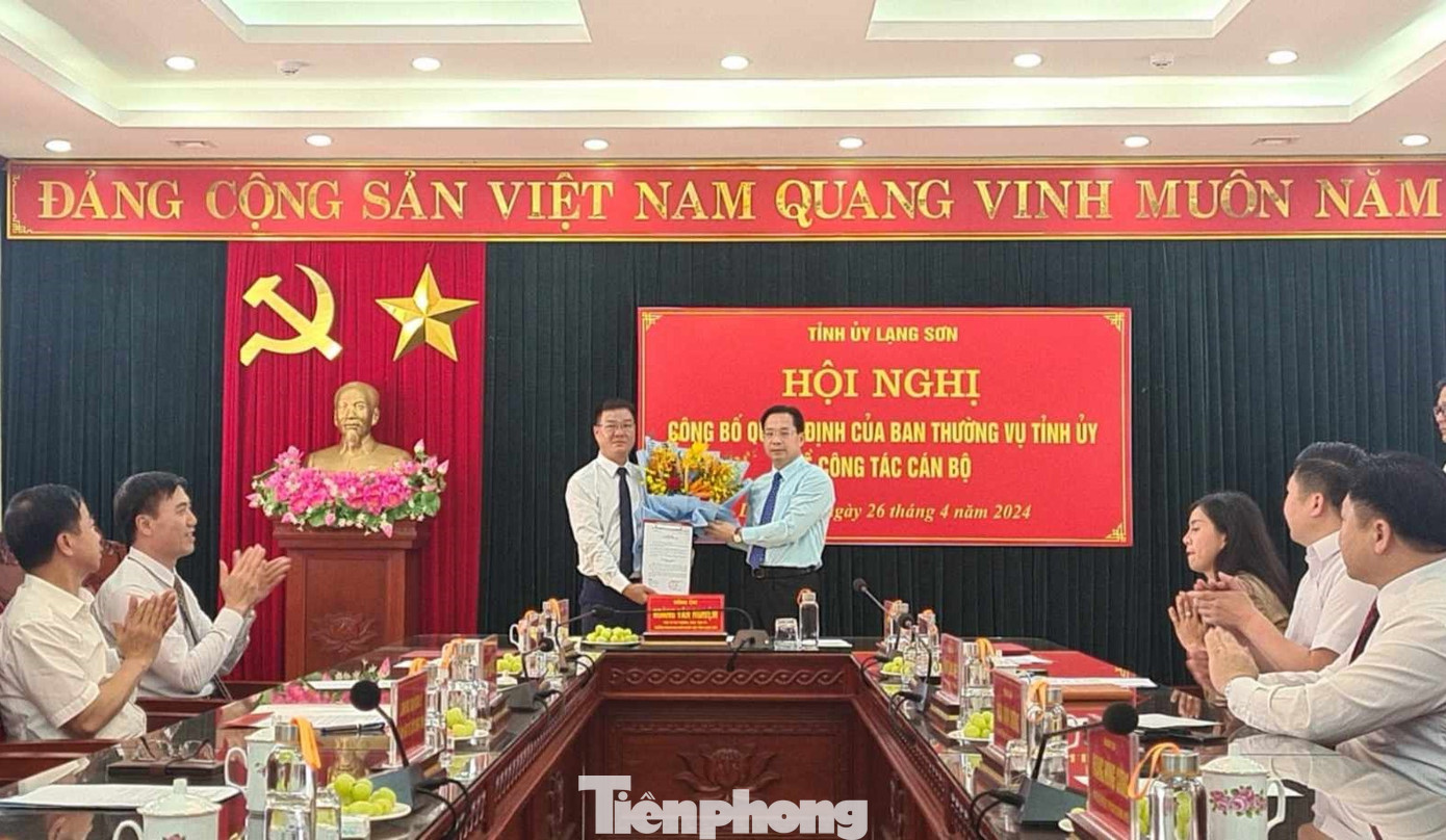Ông Trịnh Tuấn Đông (bìa trái) nhận Quyết định, hoa chúc mừng của lãnh đạo tỉnh Lạng Sơn. Ảnh: V.B