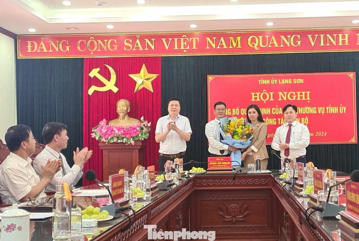 Lãnh đạo Huyện ủy Lộc Bình tặng hoa chúc mừng ông Trịnh Tuấn Đông được điều động giữ chức vụ Phó Bí thư Huyện ủy và giới thiệu để HĐND bầu giữ chức vụ Chủ tịch UBND huyện Lộc Bình. Ảnh: V.B