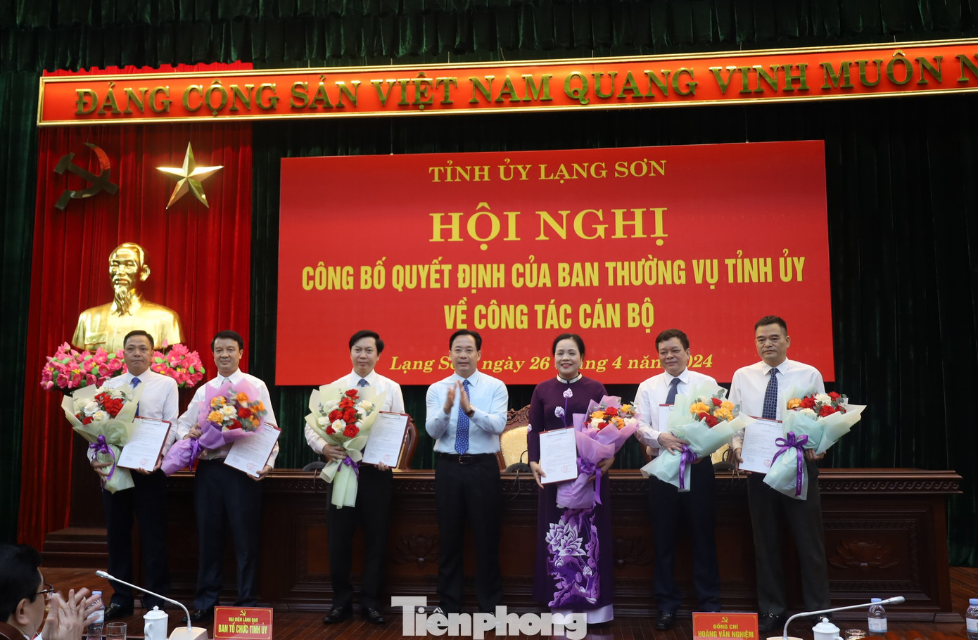 Lãnh đạo tỉnh Lạng Sơn trao quyết định, tặng hoa chúc mừng các cán bộ được phân công, điều động, bổ nhiệm. Ảnh: Duy Chiến