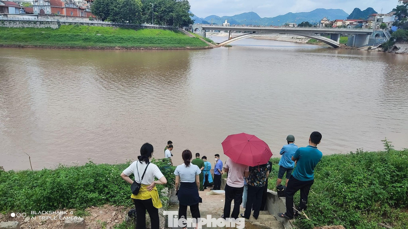 Nơi phát hiện thi thể ông Phạm Văn Kiên ven bờ sông Kỳ Cùng, đoạn gần chợ Bờ Sông, thành phố Lạng Sơn -Ảnh: Hà Tuấn