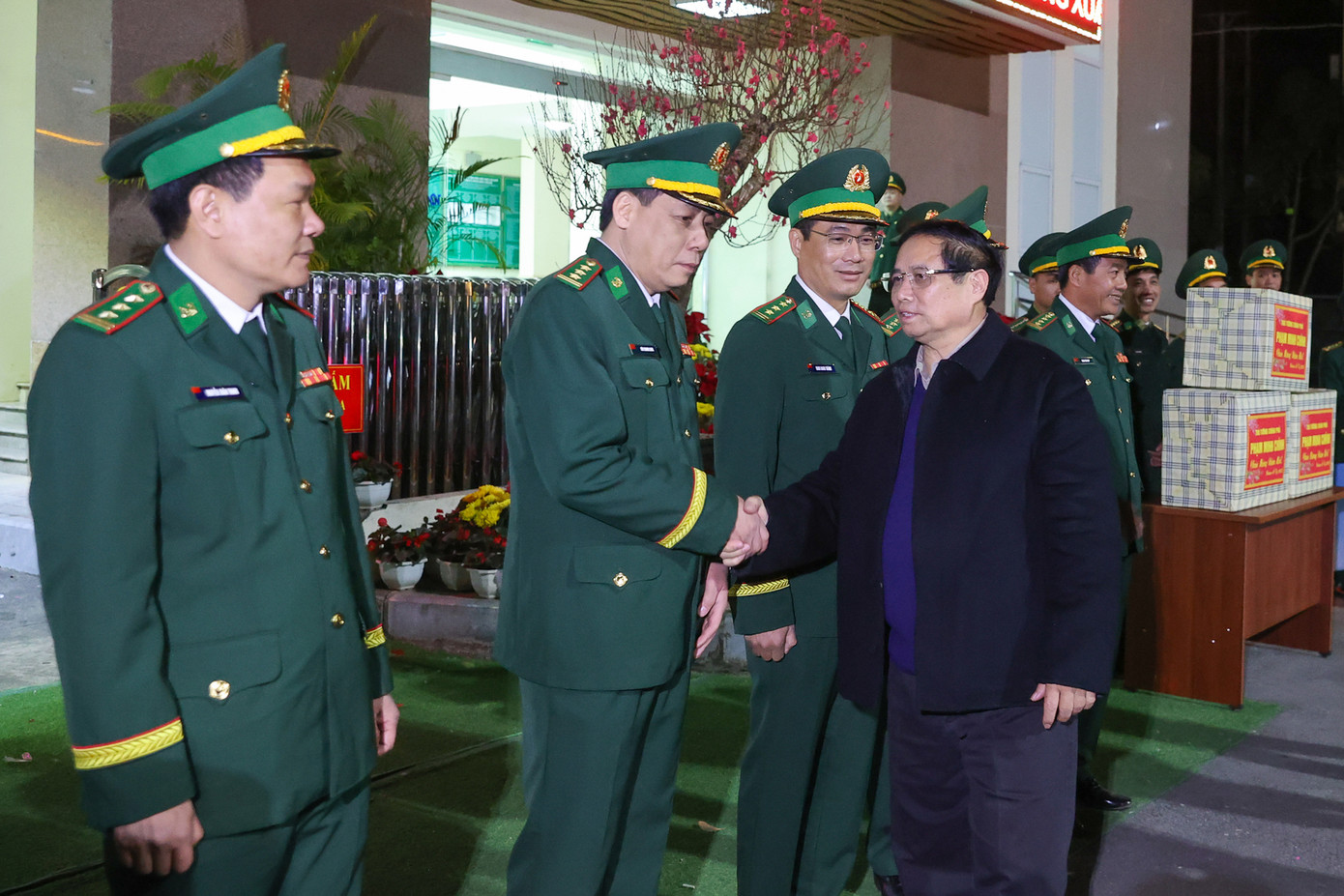 Thủ tướng thăm cán bộ, chiến sỹ đồn Biên phòng cửa khẩu Tân Thanh (huyện Văn Lãng, Lạng Sơn). Thủ tướng thăm cán bộ, chiến sỹ đồn Biên phòng cửa khẩu Tân Thanh (huyện Văn Lãng, Lạng Sơn).