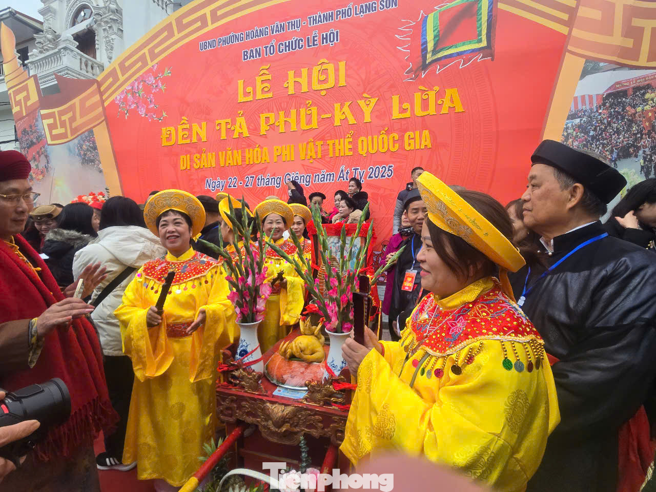 Ban Tổ chức tặng thưởng 2 triệu đồng cùng 1 mâm xôi gà, 1 mâm ngũ quả. Sau khi tranh được đầu pháo, người cướp được đầu pháo đưa đầu pháo, lễ vật, bát hương thần tài về nhà để thờ cúng. Đến ngày 20 tháng giêng năm sau người tranh được đầu pháo, phải mang đầu pháo và lễ vật đến đền Tả Phủ tạ ơn và trả lại nhà đền Tả Phủ. Ảnh: Duy Chiến.