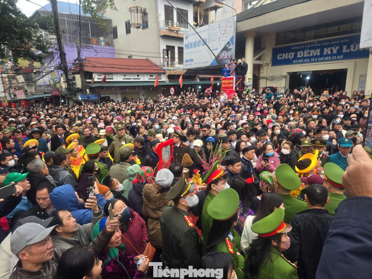 Sáng 24/2, đông người tập trung tại khu vực sân trước đền Tả Phủ để tham gia cướp đầu pháo. Đầu pháo được thờ cúng quanh năm theo đúng phong tục của nhà đền. Đầu pháo linh thiêng là vòng nhỏ bằng kim loại quấn vải đỏ, bên trong rỗng, được gắn trên một quả pháo lớn đặt trong lồng pháo, nối vào những dây pháo nhỏ, cuốn thành nhiều vòng, treo trên một cây nêu bằng tre tươi dựng trước sân đền trong ngày hội. Khi pháo được đốt, đầu pháo nổ và vòng kim loại bay lên không trung, mọi người chờ vòng kim loại rơi xuống rồi tranh đầu pháo. Ảnh: Duy Chiến.