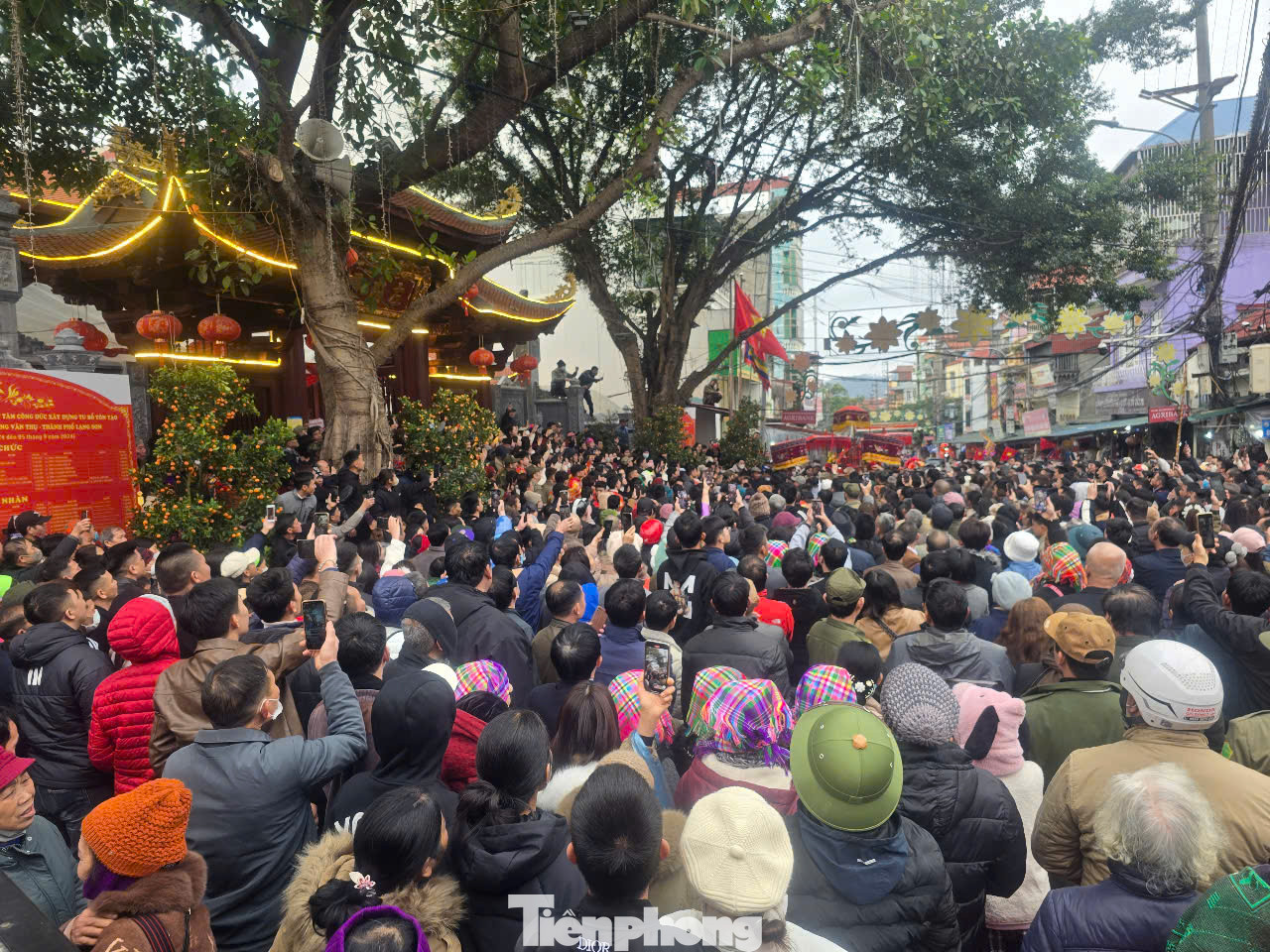 Theo quan sát của phóng viên Tiền Phong, sau khoảng 20 phút tranh cướp đầu pháo, ban đầu có một thanh niên người xứ Lạng nhặt được đầu pháo nhưng sau đó bị một biển người tranh cướp lại tạo sự gay cấn, hấp dẫn. Cuối cùng, bằng sự khéo léo, mưu trí, ông Đinh Văn Nhiên (tỉnh Hải Dương) được công nhận là người thắng cuộc. Ảnh: Duy Chiến.