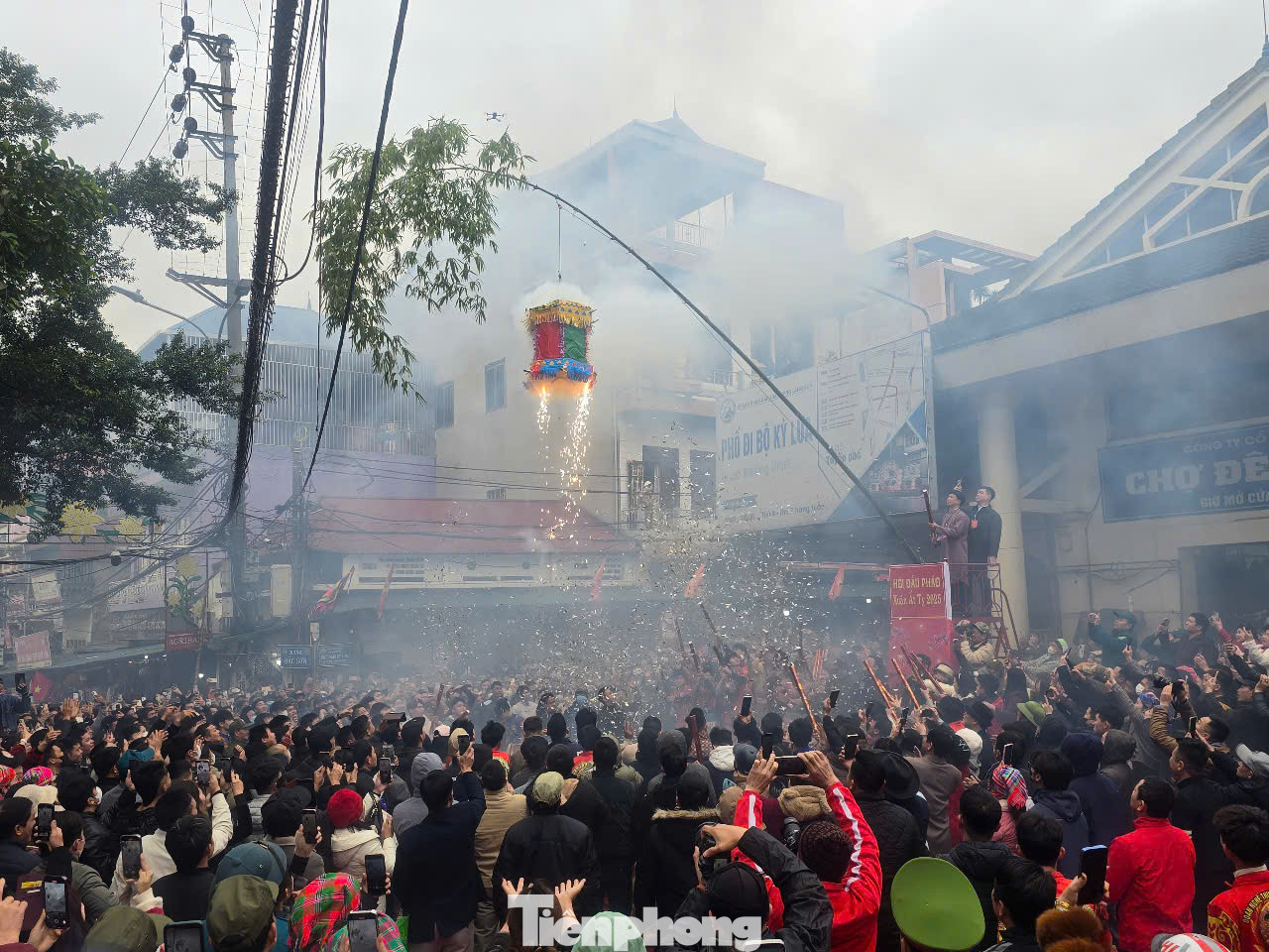 Đầu pháo được làm bằng vòng tròn bằng đồng, được bắn ra từ bánh pháo nổ trong khoảng sân rộng trước đền. Mọi người tranh nhau đầu pháo tạo không khí vô cùng sôi nổi, náo nhiệt. Người dân xứ Lạng quan niệm ai cướp được đầu pháo sẽ gặp may mắn cả năm. Ảnh: Duy Chiến.