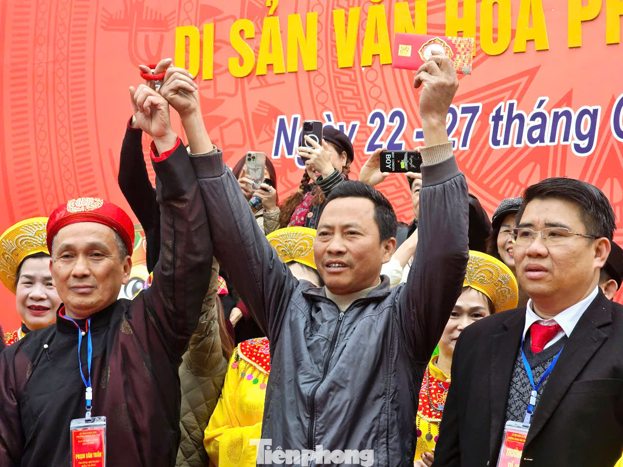 Người thắng cuộc, cướp được đầu pháo năm nay là ông Đinh Văn Nhiên (50 tuổi), quê ở Thanh Miện, tỉnh Hải Dương lên xứ Lạng làm thợ xây và tham dự lễ hội Tả Phủ- Kỳ Cùng chờ dịp trổ tài, may mắn. Ảnh: Duy Chiến.