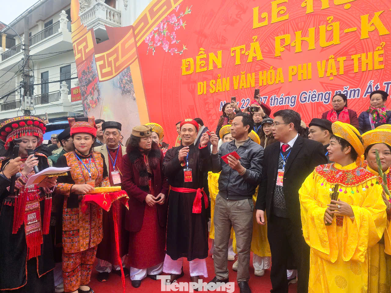 Ban Tổ chức thực hiện công bố người cướp được đầu pháo xuân Ất Tỵ. Ảnh: Duy Chiến.