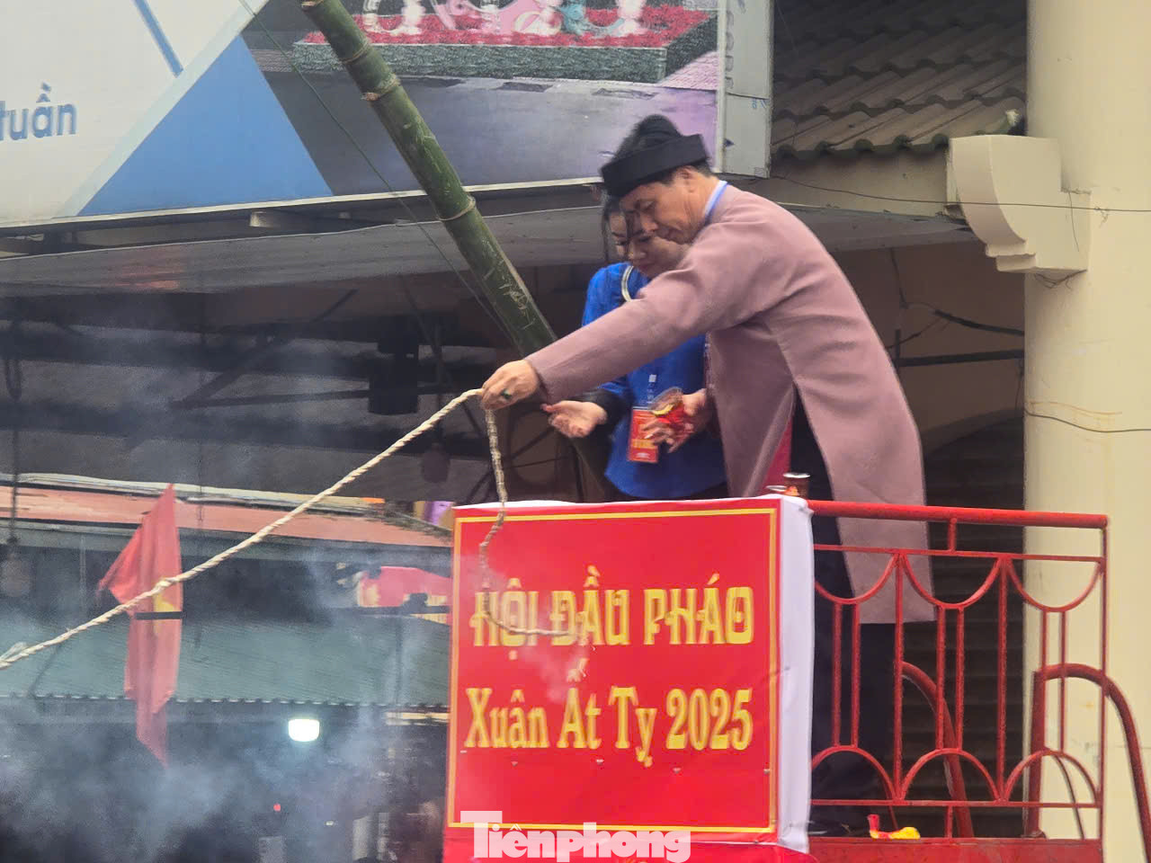 Lãnh đạo phường Hoàng Văn Thụ, thành phố Lạng Sơn thực hiện nghi thức đốt đầu pháo.