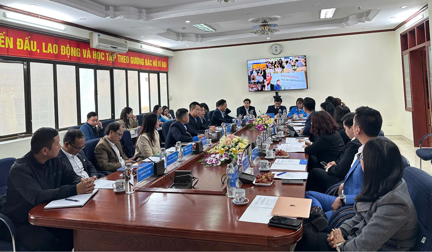 Đoàn công tác của VSync chăm chú theo dõi phóng sự về hoạt động thanh niên ở biên giới Lạng Sơn. Đoàn công tác của VSync chăm chú theo dõi phóng sự về hoạt động thanh niên ở biên giới Lạng Sơn.