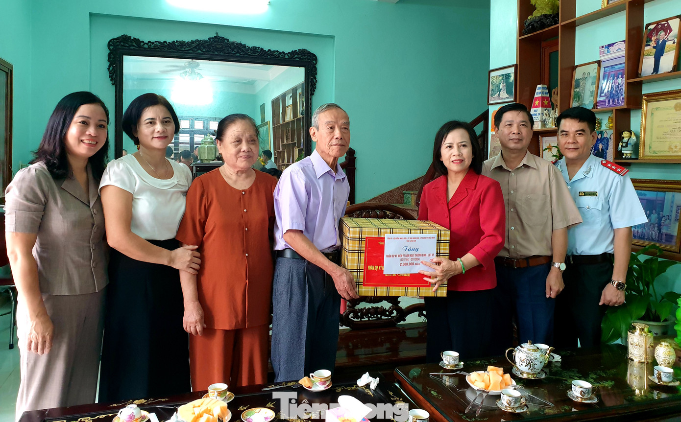 Bà Đoàn Thị Hậu, Chủ tịch HĐND tỉnh Lạng Sơn và đoàn công tác của tỉnh thăm, tặng quà gia đình thương binh Vũ Khôi ở phường Hoàng Văn Thụ, thành phố Lạng Sơn. Bà Đoàn Thị Hậu, Chủ tịch HĐND tỉnh Lạng Sơn và đoàn công tác của tỉnh thăm, tặng quà gia đình thương binh Vũ Khôi ở phường Hoàng Văn Thụ, thành phố Lạng Sơn.