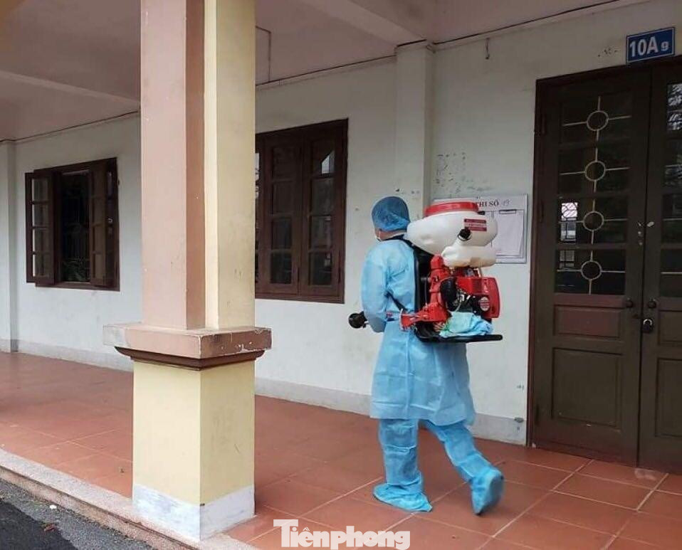 Lực lượng chức năng tiến hành phong tỏa, phun tiêu độc, khử trùng khu vực phát hiện 2 ca dương tính với COVID-19 ở xã Minh Hòa, huyện Hữu Lũng, Lạng Sơn .Ảnh: TL