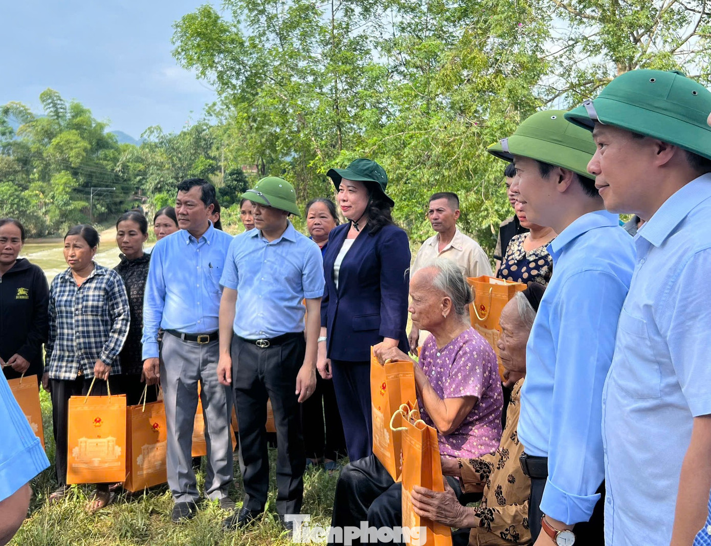 Nhiều phần quà được trao cho người dân vùng lũ huyện Hữu Lũng (Lạng Sơn)