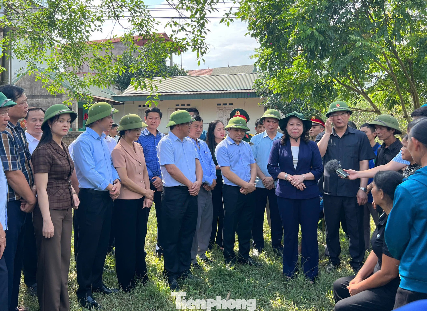 Phó Chủ tịch nước ân cần hỏi thăm, động viên nhân dân huyện Hữu Lũng và mong bà con sớm ổn định cuộc sống. Ảnh: Duy Chiến