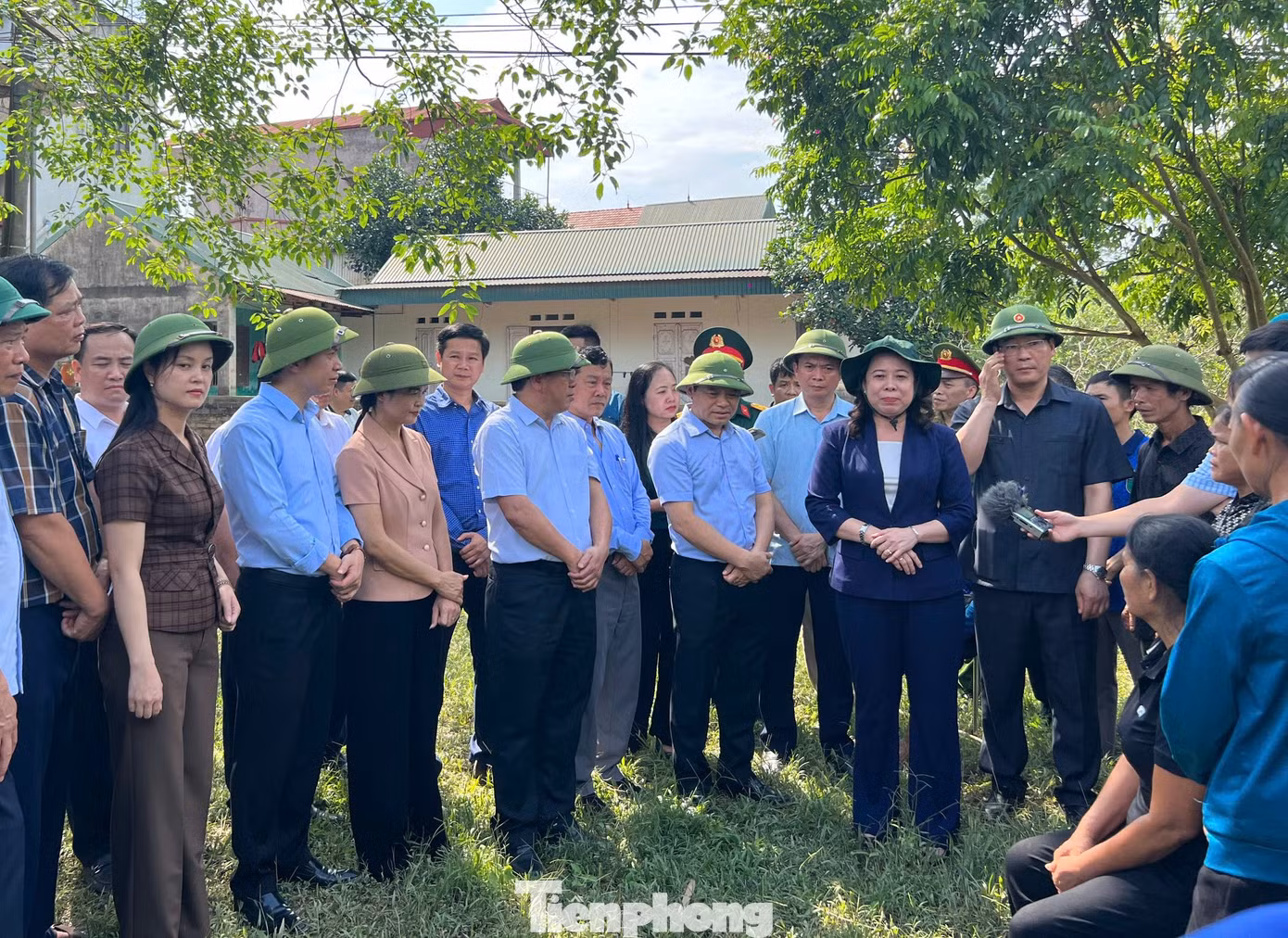 Phó Chủ tịch nước ân cần hỏi thăm, động viên nhân dân huyện Hữu Lũng và mong bà con sớm ổn định cuộc sống. Ảnh: Duy Chiến Phó Chủ tịch nước ân cần hỏi thăm, động viên nhân dân huyện Hữu Lũng và mong bà con sớm ổn định cuộc sống. Ảnh: Duy Chiến