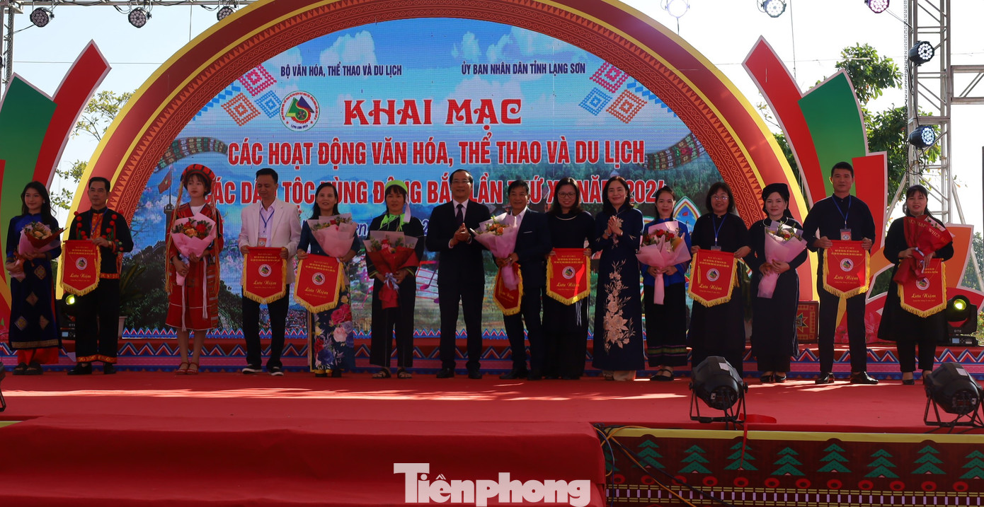 Đại diện các đoàn 8 tỉnh vùng Đông Bắc nhận cờ lưu niệm của ban tổ chức.