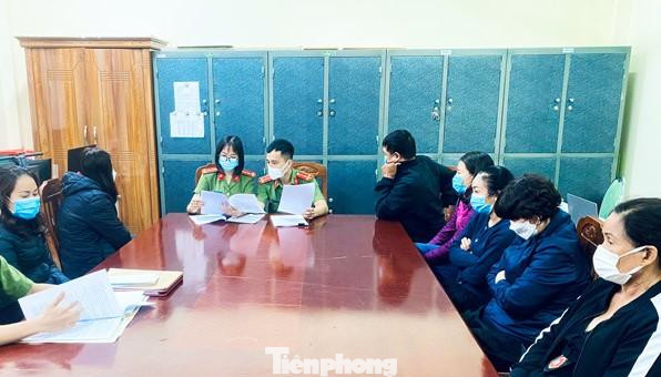 Một số đối tượng tham gia đường dây đánh bạc bị tạm giữ tại trụ sở công an -Ảnh: CA