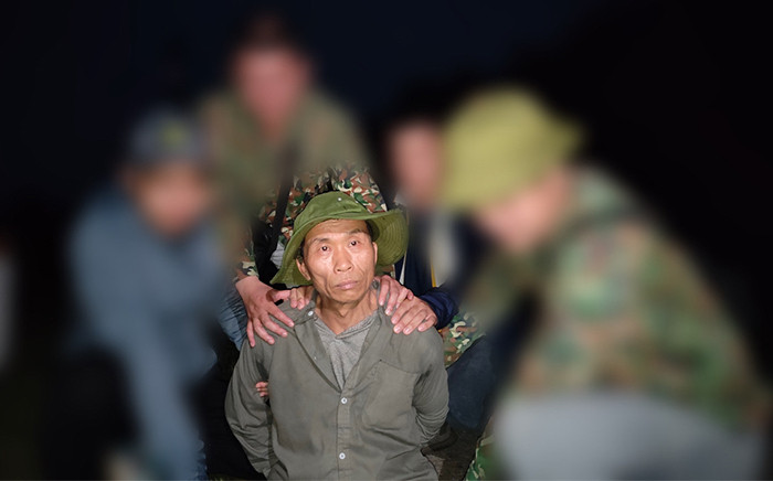 Đối tượng Thực (giữa) bị lực lượng chức năng tóm gọn. Ảnh: TL