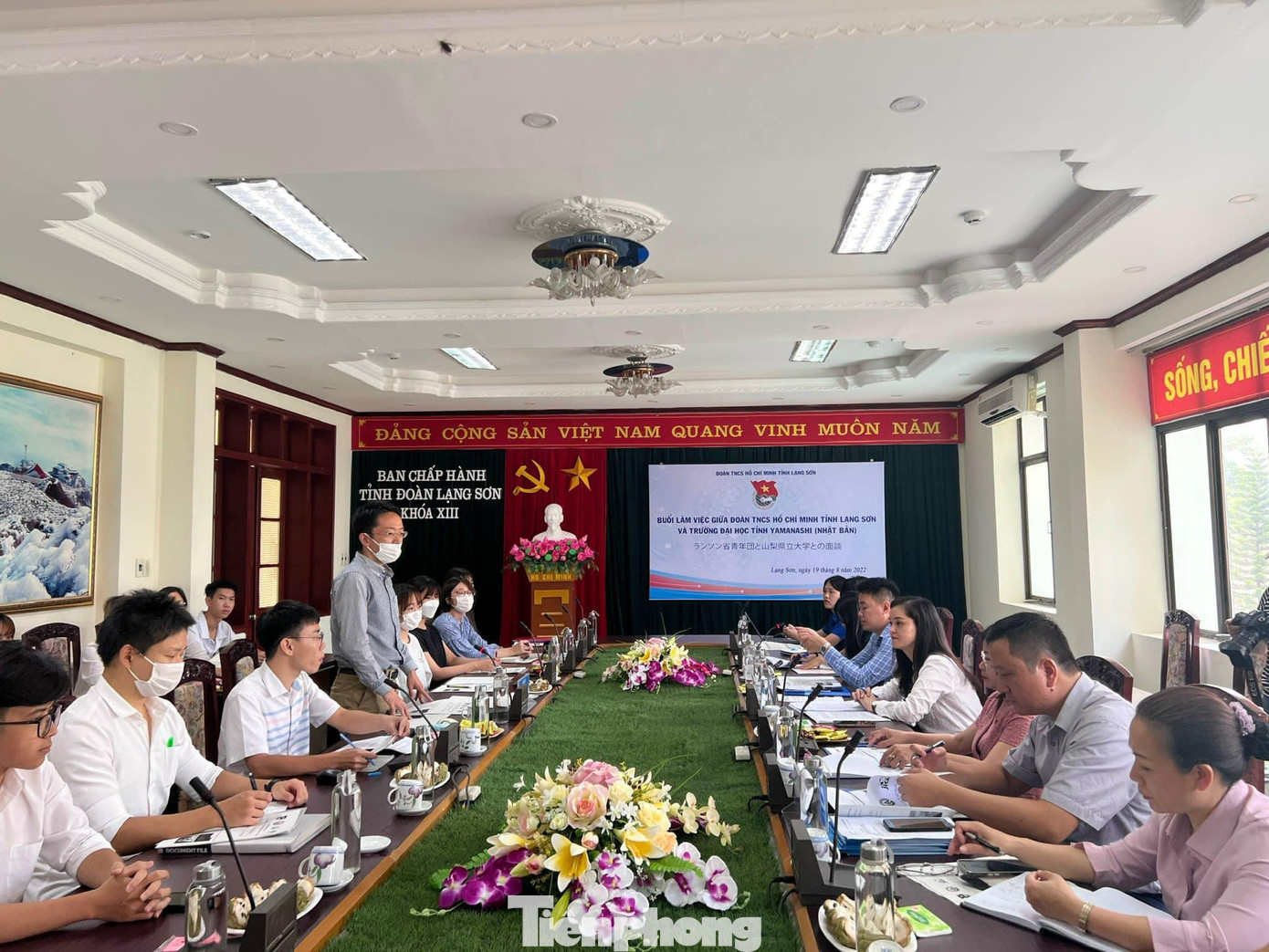 GS-TS Ando Katsuhiro (đứng, bên trái) cho rằng, dự án là cơ hội để thanh thiếu niên nâng cao nhận thức và trải nghiệm trên chính quê hương mình - Ảnh: Duy Chiến GS-TS Ando Katsuhiro (đứng, bên trái) cho rằng, dự án là cơ hội để thanh thiếu niên nâng cao nhận thức và trải nghiệm trên chính quê hương mình - Ảnh: Duy Chiến