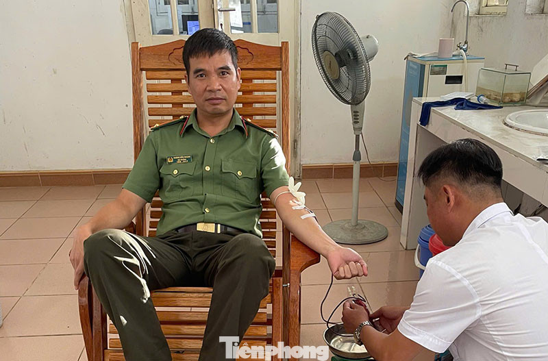 Trung tá Dương Hữu Khánh, Đội trưởng Đội Tham mưu Công an huyện Tràng Định hiến máu cứu bệnh nhân đang cấp cứu tại Bệnh viện huyện Tràng Định. Trung tá Dương Hữu Khánh, Đội trưởng Đội Tham mưu Công an huyện Tràng Định hiến máu cứu bệnh nhân đang cấp cứu tại Bệnh viện huyện Tràng Định.