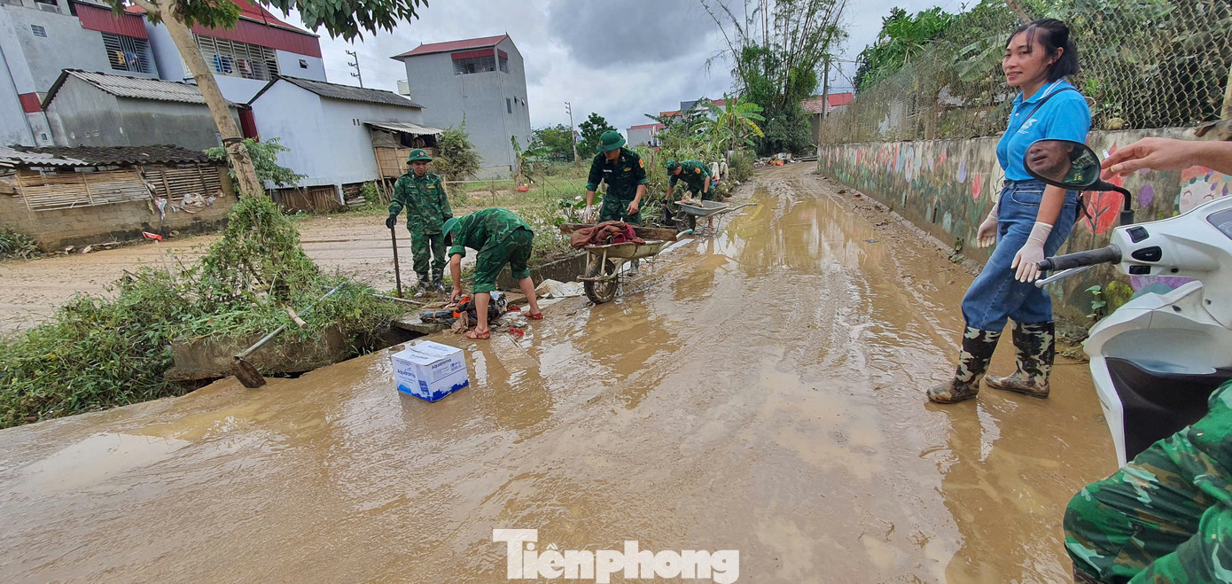 Sửa đường đường làng, ngõ xóm cho dân. Sửa đường đường làng, ngõ xóm cho dân.