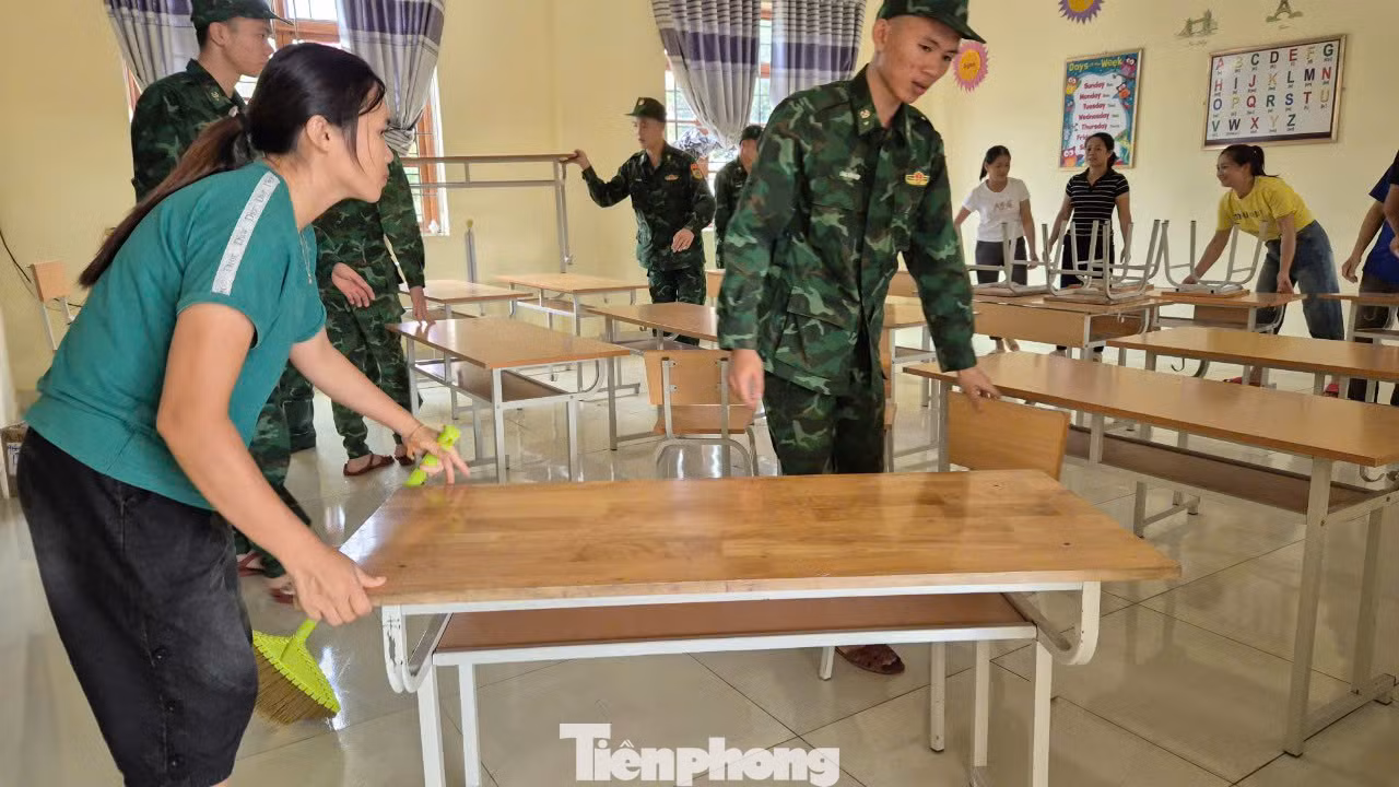 Lực lượng Biên phòng giúp các trường học ở xứ Lạng dọn dẹp vệ sinh trường học, bàn ghế Lực lượng Biên phòng giúp các trường học ở xứ Lạng dọn dẹp vệ sinh trường học, bàn ghế