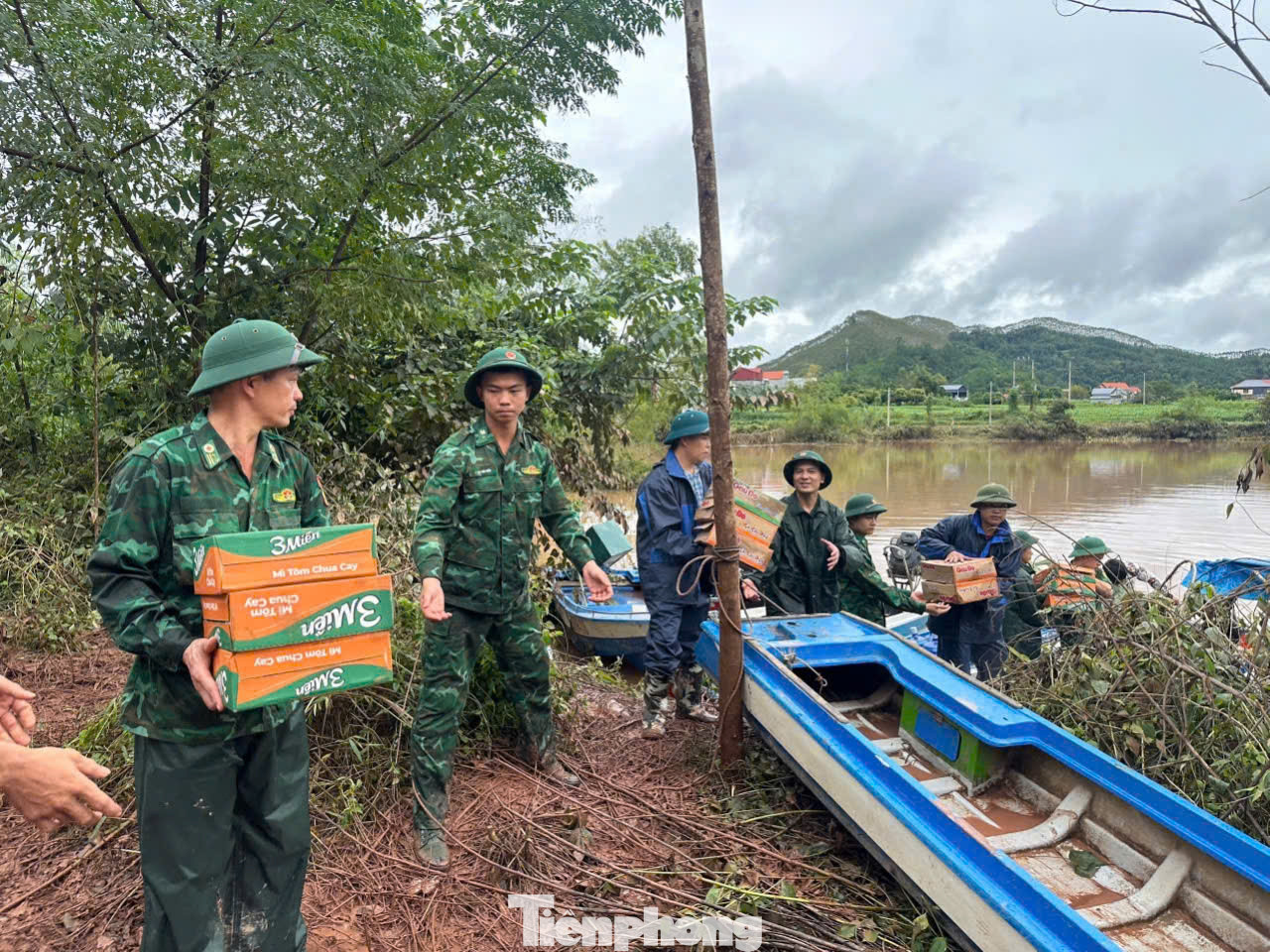 Biên phòng tiếp ứng nhu yếu phẩm cho người dân. Đại tá Trịnh Hữu Tăng (bìa phải), Chính ủy BĐBP tỉnh Lạng Sơn thăm hỏi, tặng quà người già vùng lũ huyện Tràng Định. Biên phòng tiếp ứng nhu yếu phẩm cho người dân. Đại tá Trịnh Hữu Tăng (bìa phải), Chính ủy BĐBP tỉnh Lạng Sơn thăm hỏi, tặng quà người già vùng lũ huyện Tràng Định.