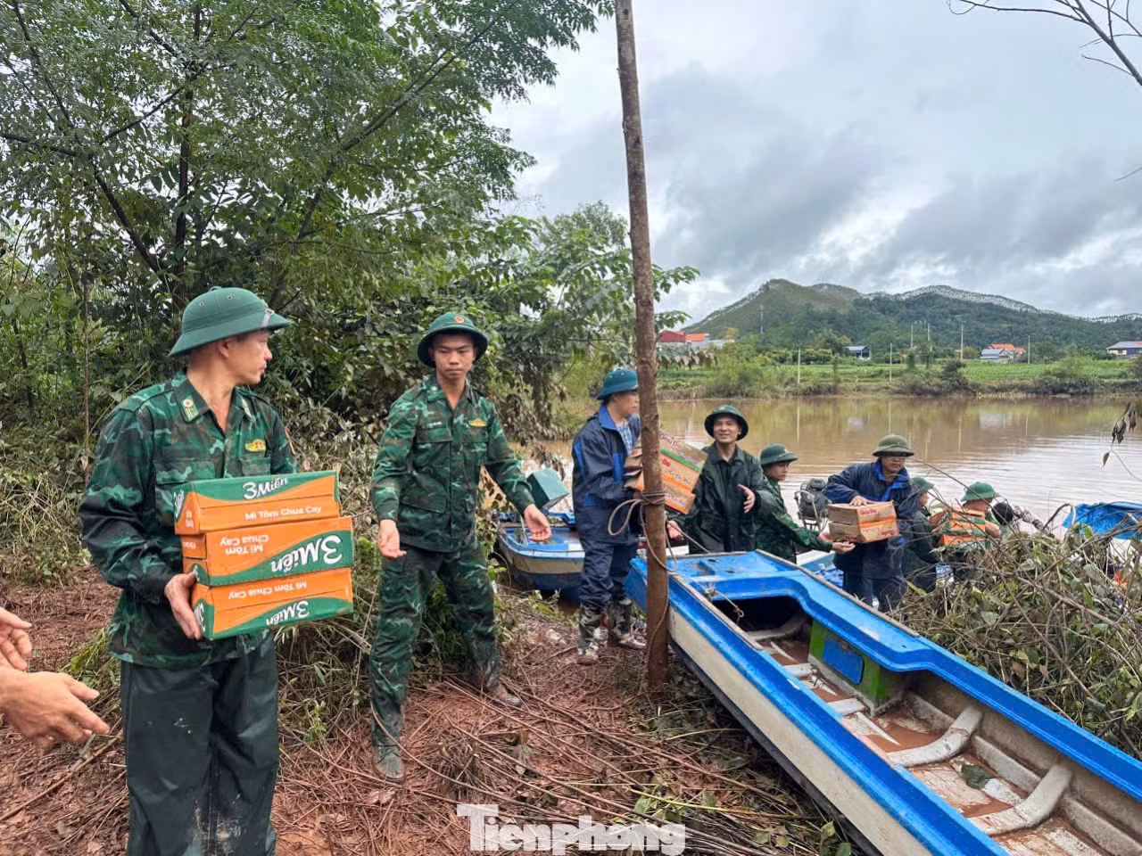 Biên phòng tiếp ứng nhu yếu phẩm cho người dân. Đại tá Trịnh Hữu Tăng (bìa phải), Chính ủy BĐBP tỉnh Lạng Sơn thăm hỏi, tặng quà người già vùng lũ huyện Tràng Định. Biên phòng tiếp ứng nhu yếu phẩm cho người dân. Đại tá Trịnh Hữu Tăng (bìa phải), Chính ủy BĐBP tỉnh Lạng Sơn thăm hỏi, tặng quà người già vùng lũ huyện Tràng Định.